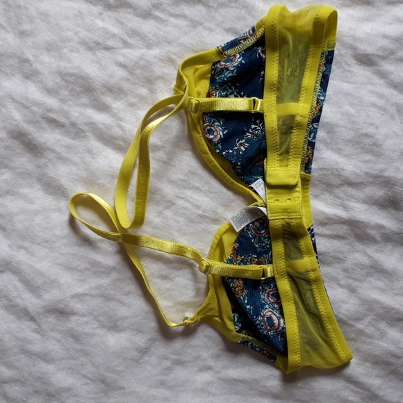 BCBGeneration Floral Cara Bralette - Picture 4 of 6
